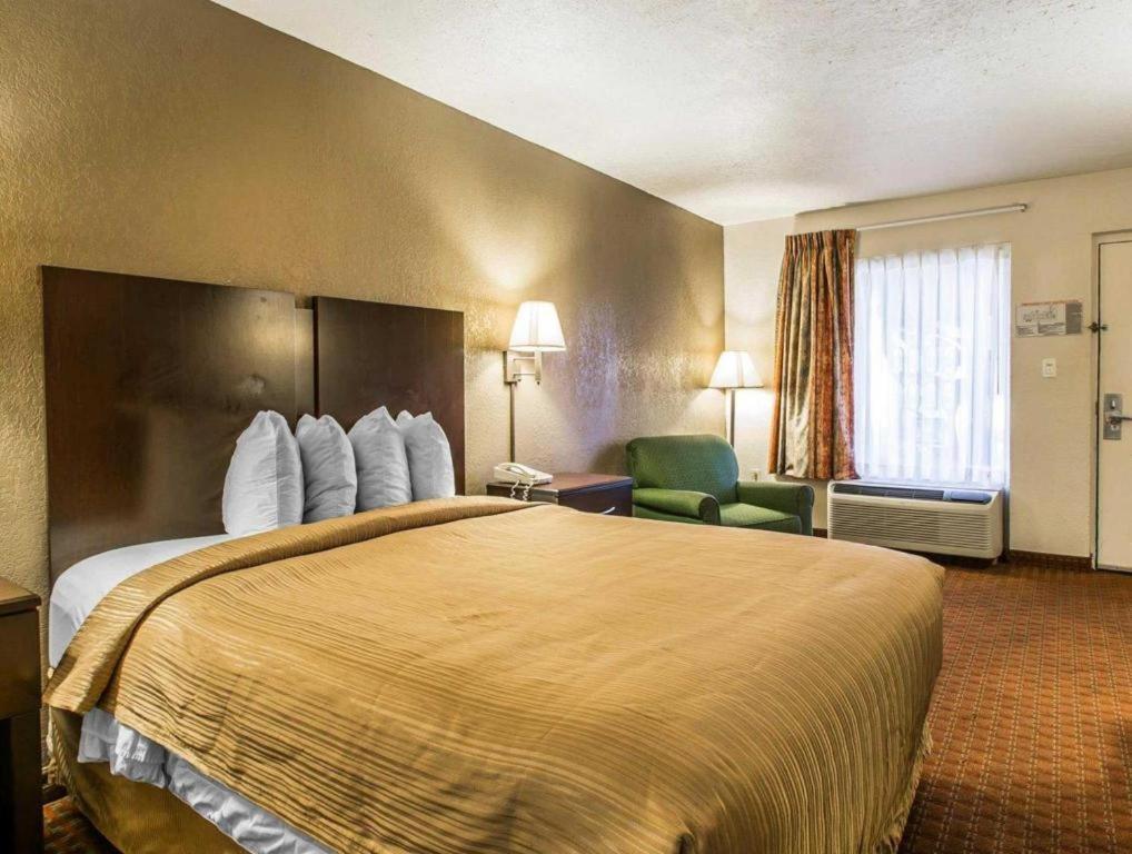 Quality Inn & Suites Near Panama City Beach Exterior foto