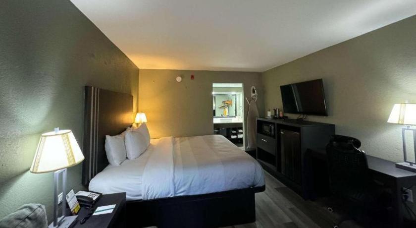 Quality Inn & Suites Near Panama City Beach Exterior foto